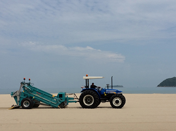 Delivering the BeachTech 2000 beach sweeping truck to Songkhla Municipality, Songkhla Province.